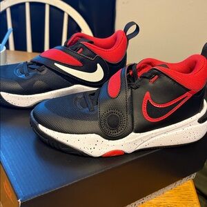 Kids' Hustle 11 Basketball Shoe Big Kid